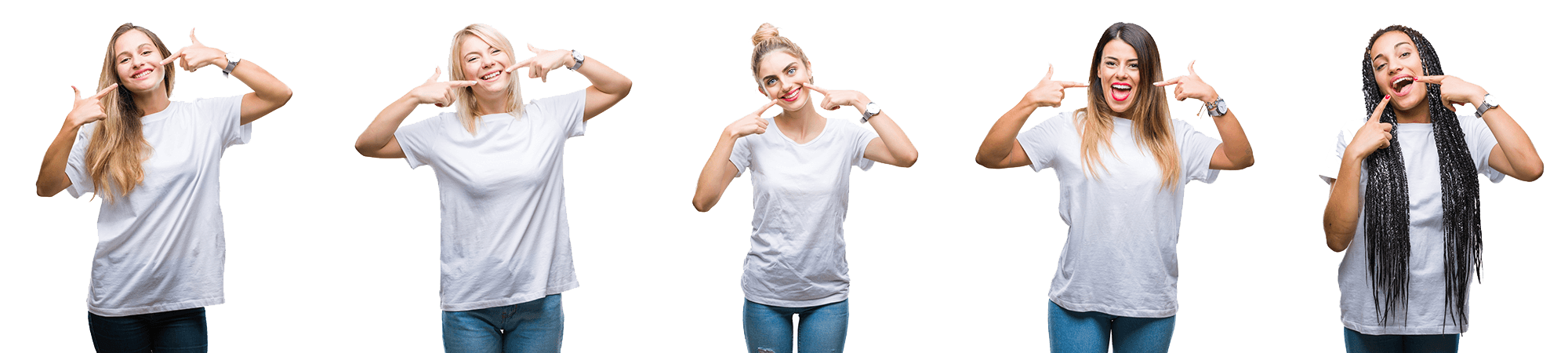 Fünf junge Frauen stehen nebeneinander vor einem weißen Hintergrund. Sie tragen weiße T-Shirts und blaue Jeans. 
                                                                                                Alle lächeln und zeigen mit ihren Fingern auf ihre Münder, was eine fröhliche Pose darstellt. Jede Frau hat eine andere Frisur und Haarfarbe.